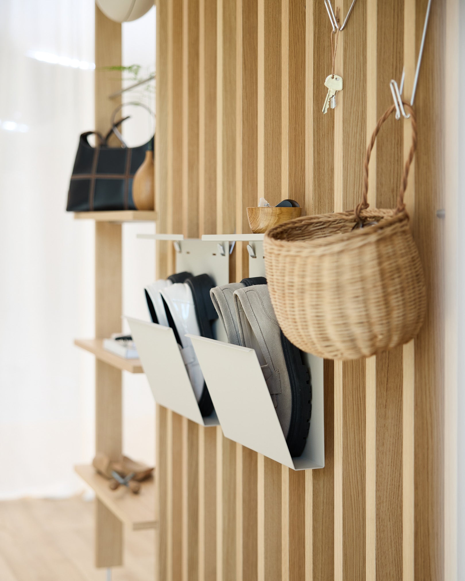 Moderne entré med WoodUpps beige Nell Shoe Storage, Akupanel akustiske træpanelvægge, vægkroge, en hængende kurv og en hylde til udstilling af dekorationsgenstande.